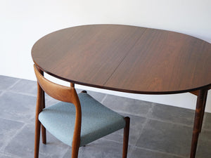 イブ・コフォード・ラーセンのダイニングテーブル 高級材木ローズウッド Ib Kofod-Larsen Oval Table of rosewood 北欧デザインのテーブルやや上から