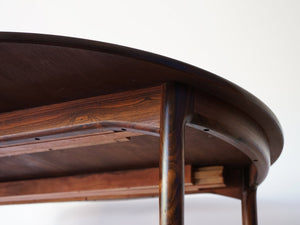 イブ・コフォード・ラーセンのダイニングテーブル 高級材木ローズウッド Ib Kofod-Larsen Oval Table of rosewood 北欧デザインのテーブルの裏面