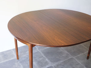 イブ・コフォード・ラーセンのダイニングテーブル 高級材木ローズウッド Ib Kofod-Larsen Oval Table of rosewood 北欧デザインのテーブル左側の天面