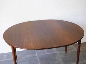 イブ・コフォード・ラーセンのダイニングテーブル 高級材木ローズウッド Ib Kofod-Larsen Oval Table of rosewood 北欧デザインのテーブルの天板　美しい木目