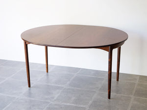 イブ・コフォード・ラーセンのダイニングテーブル 高級材木ローズウッド Ib Kofod-Larsen Oval Table of rosewood 北欧デザインのテーブル やや上から