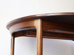 イブ・コフォード・ラーセンのダイニングテーブル 高級材木ローズウッド Ib Kofod-Larsen Oval Table of rosewood 北欧デザインのテーブル　フレームの曲線