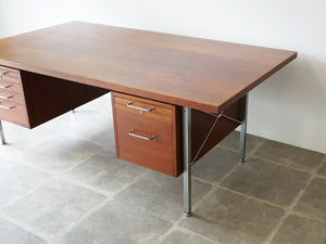 Hans J Wegner Johannes Hansen ハンスjウェグナーのデスク ヨハネスハンセン製チーク材のデスク 右側やや上から