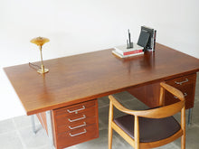 画像をギャラリービューアに読み込む, Hans J Wegner Johannes Hansen ハンスjウェグナーのデスク ヨハネスハンセン製チーク材のデスクとThe chair JH503 やや上から
