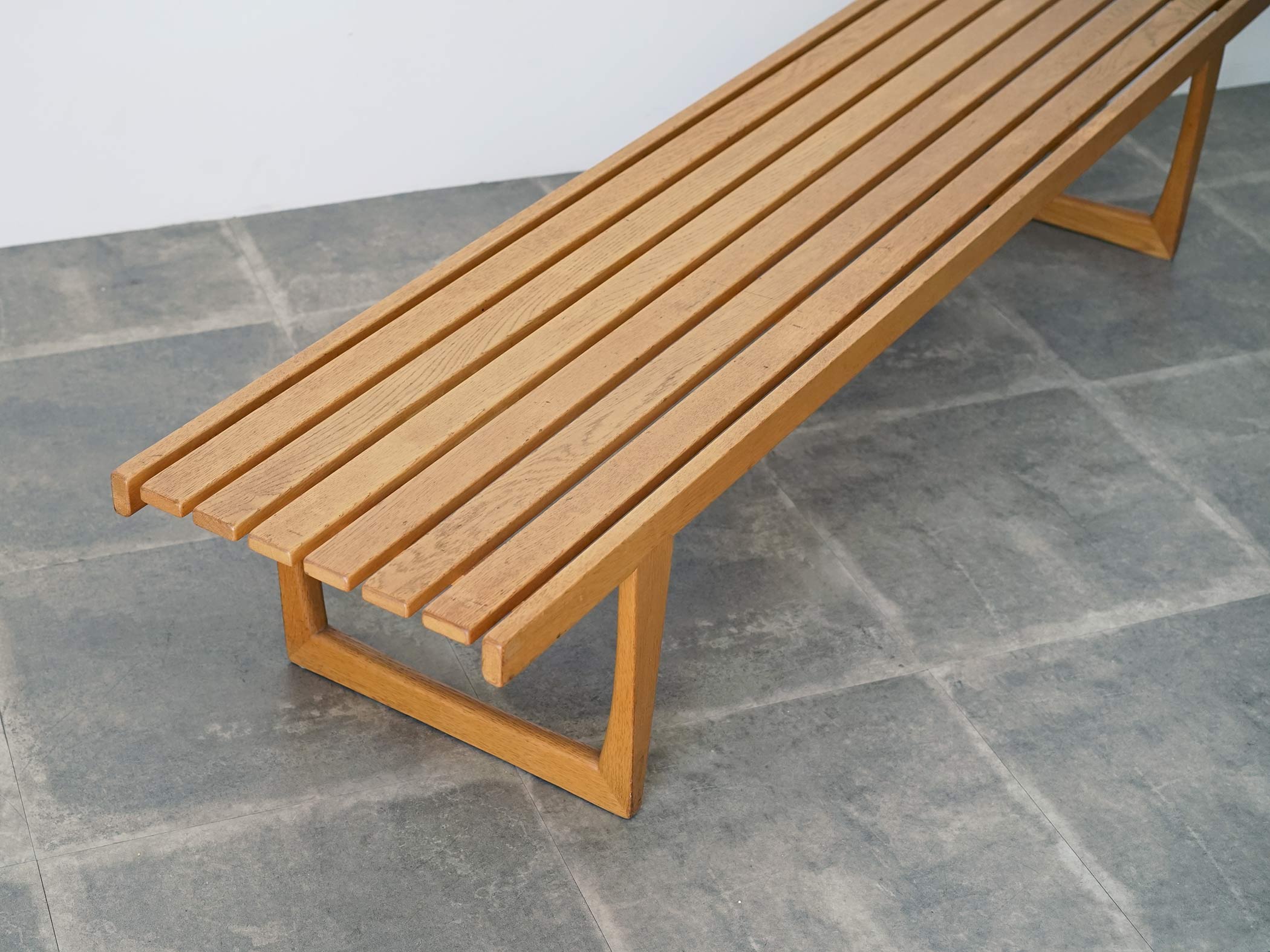 Yngvar Sandström Tokyo illumsBolighus 北欧デザインの木のベンチの座面はスノコ状