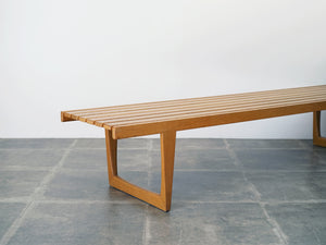 Yngvar Sandström Tokyo illumsBolighus 北欧デザインの木のベンチの角