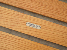 画像をギャラリービューアに読み込む, Yngvar Sandström Tokyo illumsBolighus 北欧デザインの木のベンチの裏面のイルムスのメタルプレート
