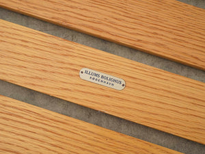 Yngvar Sandström Tokyo illumsBolighus 北欧デザインの木のベンチの裏面のイルムスのメタルプレート