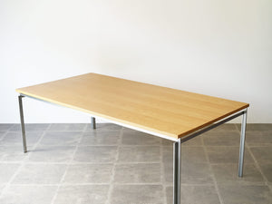 ポール・ケアホルム PK51テーブル デスク EKC製 Poul Kjærholm PK51 table desk ケアホルムのワークテーブルの斜め上から アッシュ材の天板