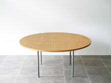 画像をギャラリービューアに読み込む, ポール・ケアホルムのテーブル 丸テーブル北欧 Poul Kjærholm PK39 Table テーブルの丸い天板はオーク材
