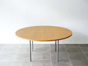ポール・ケアホルムのテーブル 丸テーブル北欧 Poul Kjærholm PK39 Table テーブルの丸い天板はオーク材