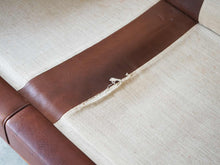 画像をギャラリービューアに読み込む, Børge Mogensen Model 2209 Sofa ボーエモーエンセン フレデリシア ソファ 3人掛け スリーシーター 革張りのソファ 北欧ヴィンテージ ソファのクッションを外した様子

