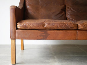 Børge Mogensen Model 2209 Sofa ボーエモーエンセン フレデリシア ソファ 3人掛け スリーシーター 革張りのソファ 北欧ヴィンテージ ソファの足元
