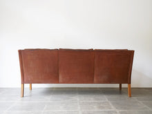 画像をギャラリービューアに読み込む, Børge Mogensen Model 2209 Sofa ボーエモーエンセン フレデリシア ソファ 3人掛け スリーシーター 革張りのソファ 北欧ヴィンテージ ソファの背面
