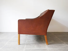 画像をギャラリービューアに読み込む, Børge Mogensen Model 2209 Sofa ボーエモーエンセン フレデリシア ソファ 3人掛け スリーシーター 革張りのソファ 北欧ヴィンテージ ソファの側面

