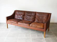 画像をギャラリービューアに読み込む, Børge Mogensen Model 2209 Sofa ボーエモーエンセン フレデリシア ソファ 3人掛け スリーシーター 革張りのソファ 北欧ヴィンテージ ソファの斜め上から
