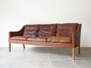 Børge Mogensen Model 2209 Sofa ボーエモーエンセン フレデリシア ソファ 3人掛け スリーシーター 革張りのソファ 北欧ヴィンテージソファの斜めから
