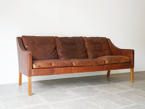 Børge Mogensen Model 2209 Sofa ボーエモーエンセン フレデリシア ソファ 3人掛け スリーシーター 革張りのソファ 北欧ヴィンテージ ソファの斜め