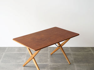 ハンスJウェグナーのX-ledテーブルAT308 Hans J. Wegner AT308 Table テーブルのチーク材の天板とオーク材の脚