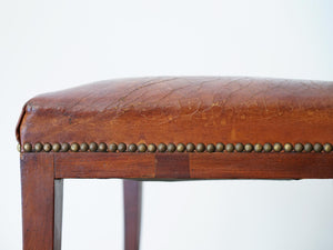 フリッツ・ヘニングセンのマホガニーとレザーと籐のダイニングチェア　北欧ビンテージ　椅子の座枠に真鍮の飾り