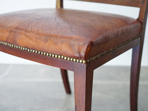 フリッツ・ヘニングセンのマホガニーとレザーと籐のダイニングチェア　北欧ビンテージ　椅子の座枠に真鍮の飾り