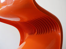 画像をギャラリービューアに読み込む, パントンチェア ハーマンミラー製ビンテージ オレンジ Verner Panton Panton Chair ヴェルナー・パントンの名作チェア オレンジカラー 椅子の裏面にフィン
