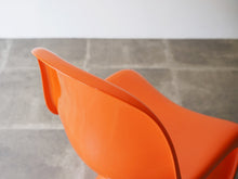 画像をギャラリービューアに読み込む, パントンチェア ハーマンミラー製ビンテージ オレンジ Verner Panton Panton Chair ヴェルナー・パントンの名作チェア オレンジカラー 椅子の背もたれ縁
