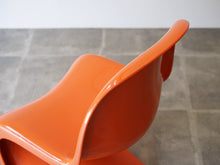 画像をギャラリービューアに読み込む, パントンチェア ハーマンミラー製ビンテージ オレンジ Verner Panton Panton Chair ヴェルナー・パントンの名作チェア オレンジカラー 椅子の背もたれ縁　汚れあり
