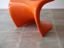 画像をギャラリービューアに読み込む, パントンチェア ハーマンミラー製ビンテージ オレンジ Verner Panton Panton Chair ヴェルナー・パントンの名作チェア オレンジカラー 椅子の脚
