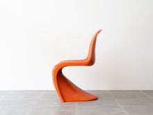 画像をギャラリービューアに読み込む, パントンチェア ハーマンミラー製ビンテージ オレンジ Verner Panton Panton Chair ヴェルナー・パントンの名作チェア オレンジカラー 椅子の側面
