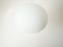 画像をギャラリービューアに読み込む, Jasper Morrison Glo Ball GloBall S2 Flos ジャスパー モリソン グロー・ボールS2 ペンダントランプ やや下から
