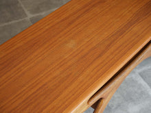 画像をギャラリービューアに読み込む, ヨハネス・アンダーセン スマイルテーブル ローテーブル北欧デザイン Johannes Andersen Model 206A テーブルの天板 やや色褪せあり
