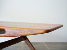 画像をギャラリービューアに読み込む, ヨハネス・アンダーセン スマイルテーブル ローテーブル北欧デザイン Johannes Andersen Model 206A テーブルの端
