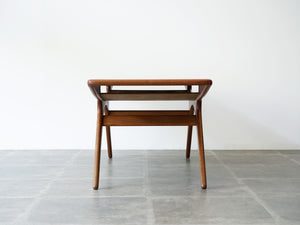 ヨハネス・アンダーセン スマイルテーブル ローテーブル北欧デザイン Johannes Andersen Model 206A テーブルの側面  棚板の空間も面白い