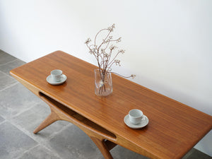 ヨハネス・アンダーセン スマイルテーブル ローテーブル北欧デザイン Johannes Andersen Model 206A テーブルにコーヒーカップと花瓶