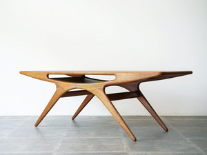 ヨハネス・アンダーセン スマイルテーブル ローテーブル北欧デザイン Johannes Andersen Model 206A 斜めのアングル