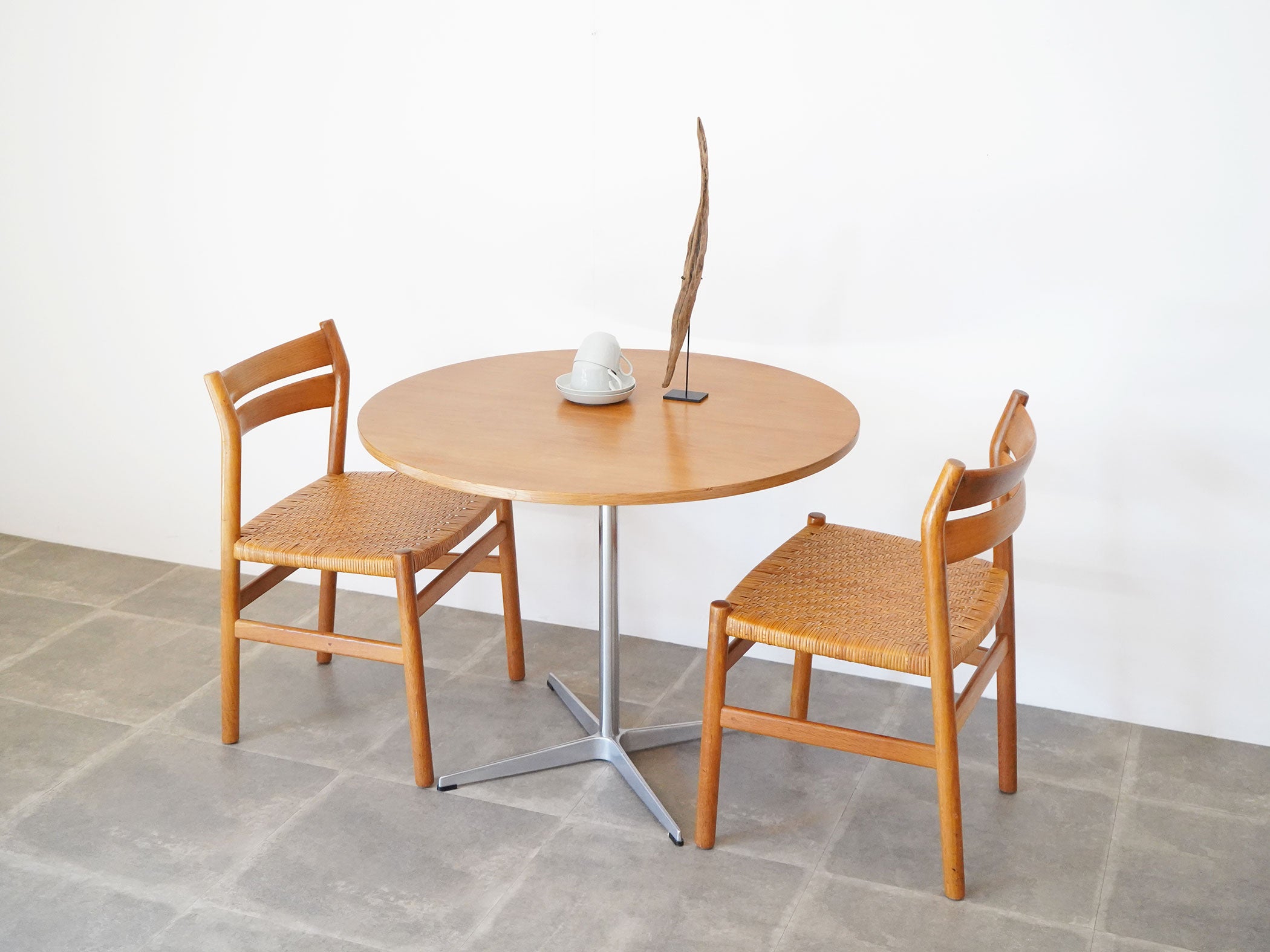 Arne Jacobsen（アルネ・ヤコブセン）丸テーブル 高さ70cm フリッツ