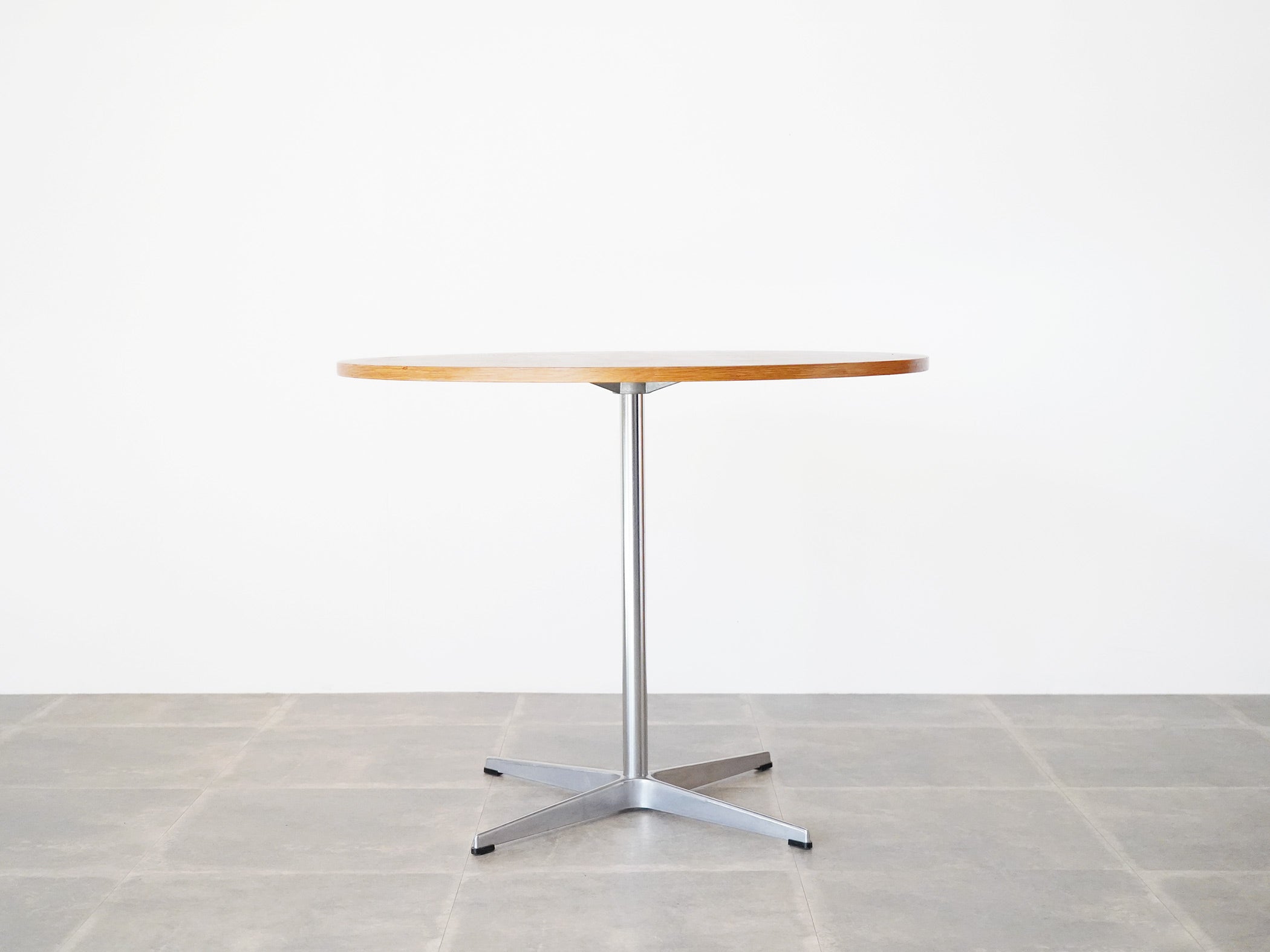 Arne Jacobsen（アルネ・ヤコブセン）丸テーブル 高さ70cm フリッツ