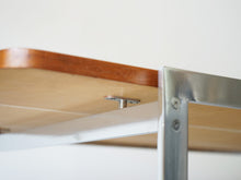 画像をギャラリービューアに読み込む, Arne Jacobsen Fritz Hansen アルネヤコブセン  モデル3501 ローズウッド ローテーブル 北欧ヴィンテージ コーヒーテーブル 天板とフレームの接続部
