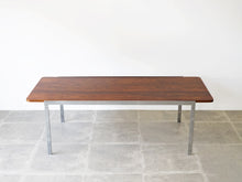 画像をギャラリービューアに読み込む, Arne Jacobsen Fritz Hansen アルネヤコブセン  モデル3501 ローズウッド ローテーブル 北欧ヴィンテージ コーヒーテーブルの斜め上から
