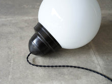 画像をギャラリービューアに読み込む, ペンダントランプ デンマークデザイン 白いガラスの照明 丸い吊り下げ照明 Danish design sphere shaped pendant lamp 北欧ヴィンテージのランプ　コード
