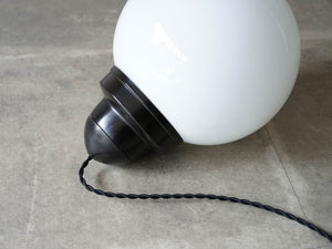 ペンダントランプ デンマークデザイン 白いガラスの照明 丸い吊り下げ照明 Danish design sphere shaped pendant lamp 北欧ヴィンテージのランプ　コード