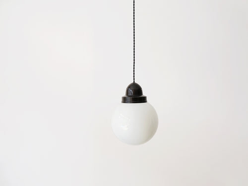 ペンダントランプ デンマークデザイン 白いガラスの照明 丸い吊り下げ照明 Danish design sphere shaped pendant lamp
