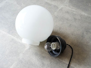 ペンダントランプ デンマークデザイン 白いガラスの照明 丸い吊り下げ照明 Danish design sphere shaped pendant lamp 北欧ヴィンテージのランプ　電球部分