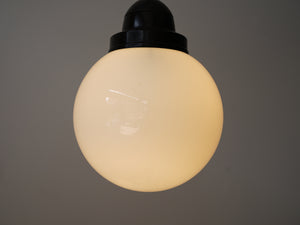 ペンダントランプ デンマークデザイン 白いガラスの照明 丸い吊り下げ照明 Danish design sphere shaped pendant lamp 北欧ヴィンテージのランプの点灯イメージ　丸いガラス
