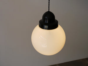 ペンダントランプ デンマークデザイン 白いガラスの照明 丸い吊り下げ照明 Danish design sphere shaped pendant lamp 北欧ヴィンテージのランプの点灯イメージ　丸い球体のガラス照明