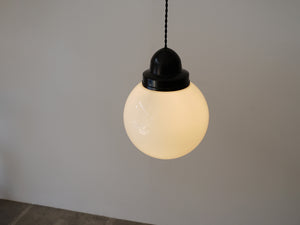 ペンダントランプ デンマークデザイン 白いガラスの照明 丸い吊り下げ照明 Danish design sphere shaped pendant lamp 北欧ヴィンテージのランプの点灯イメージやや上から