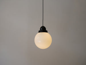 ペンダントランプ デンマークデザイン 白いガラスの照明 丸い吊り下げ照明 Danish design sphere shaped pendant lamp 北欧ヴィンテージのランプの点灯イメージ