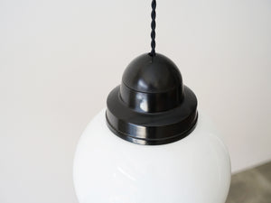 ペンダントランプ デンマークデザイン 白いガラスの照明 丸い吊り下げ照明 Danish design sphere shaped pendant lamp 北欧ヴィンテージのランプにベークライトのトップ
