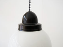 画像をギャラリービューアに読み込む, ペンダントランプ デンマークデザイン 白いガラスの照明 丸い吊り下げ照明 Danish design sphere shaped pendant lamp 北欧ヴィンテージのランプの黒いトップ
